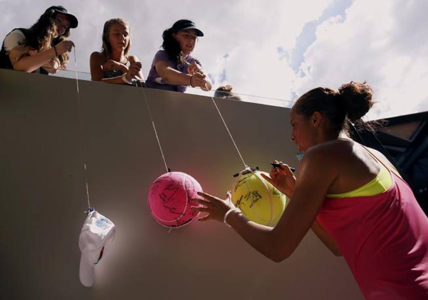 Australian Open 2015 Casey Dellacqua rilascia autografi ai tifosi (Action images)